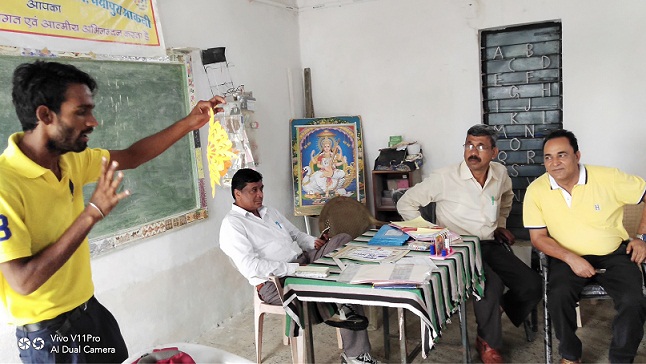 यूट्यूब चैनल पर स्कूल की गतिविधियों को देख राजस्थान से आया ” क्राफ्ट कला ‘” सीखानें कृष्णा राव नयापुरा माकनी के सरकारी स्कूल