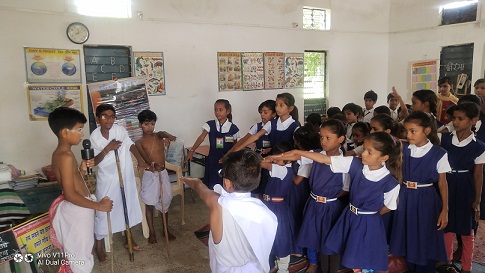गांधीजी की वेशभूषा में आकर बच्चों ने मनाया गांधीजी-शास्त्री का जन्मदिन