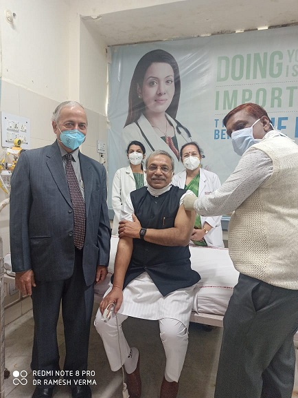 डॉ सुरेन्द्र जैन ने अपने ऊपर कराया कोरोना के टीके का परीक्षण