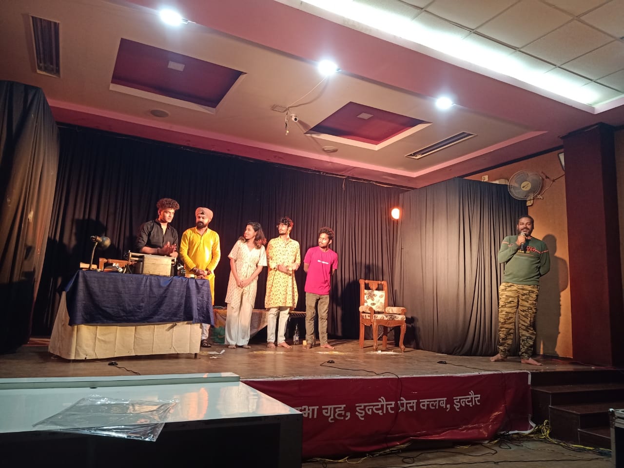 हिन्दी दिवस पर हुआ नाटक ‘खिड़की’ का मंचन