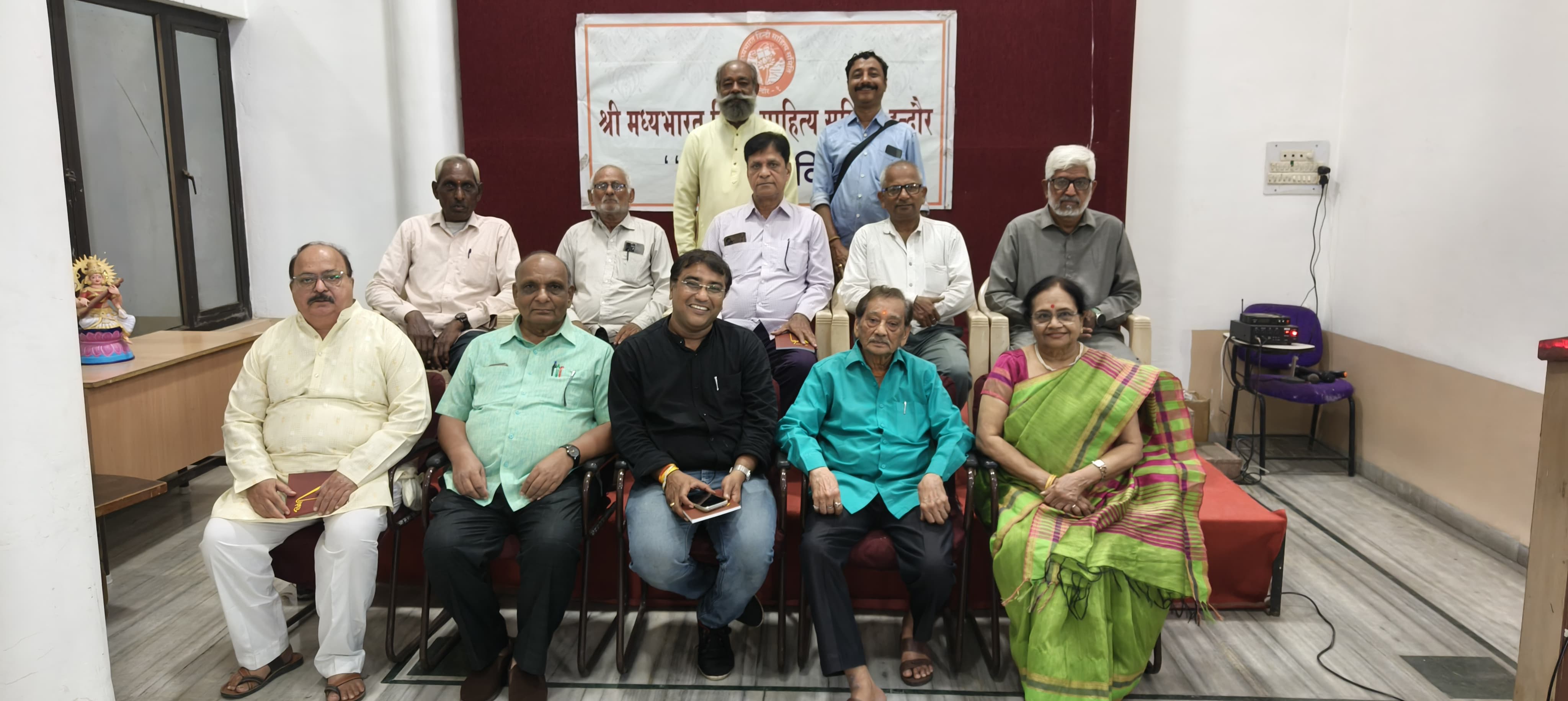 सृजन विविधा में पुस्तक चर्चा व काव्य पाठ हुआ सम्पन्न