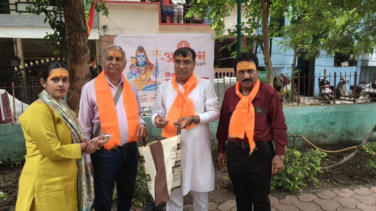 जगजीवन राम नगर में अध्यात्म ग्राम ने किए निःशुल्क रुद्राक्ष वितरित