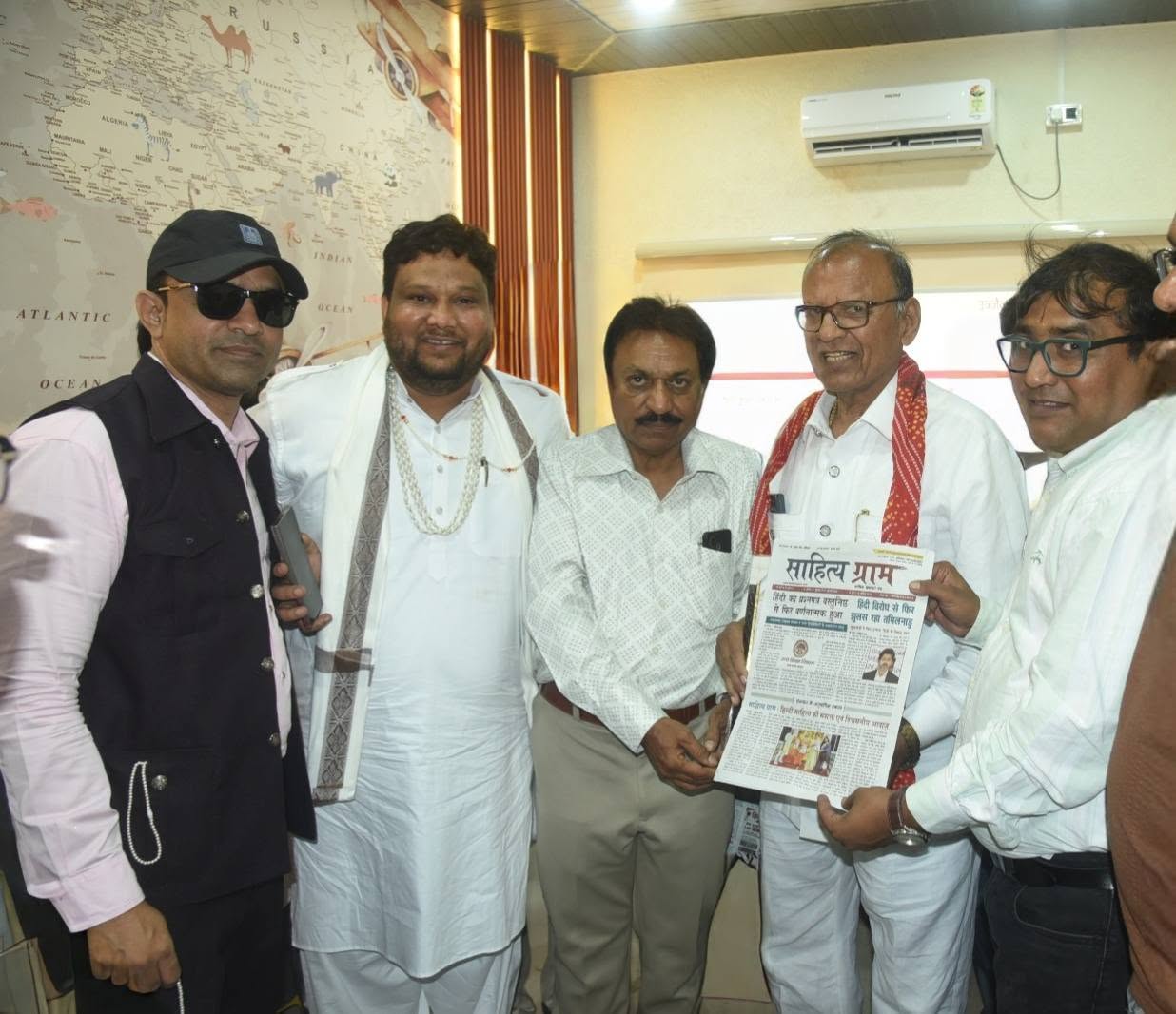 श्री यादव का अभिनन्दन कर साहित्यग्राम भेंट किया