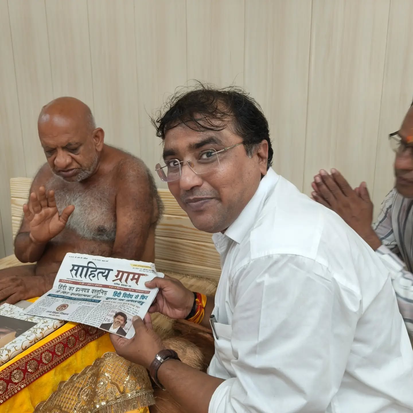 जैन मुनि सुधासागर जी महाराज को साहित्यग्राम किया भेंट